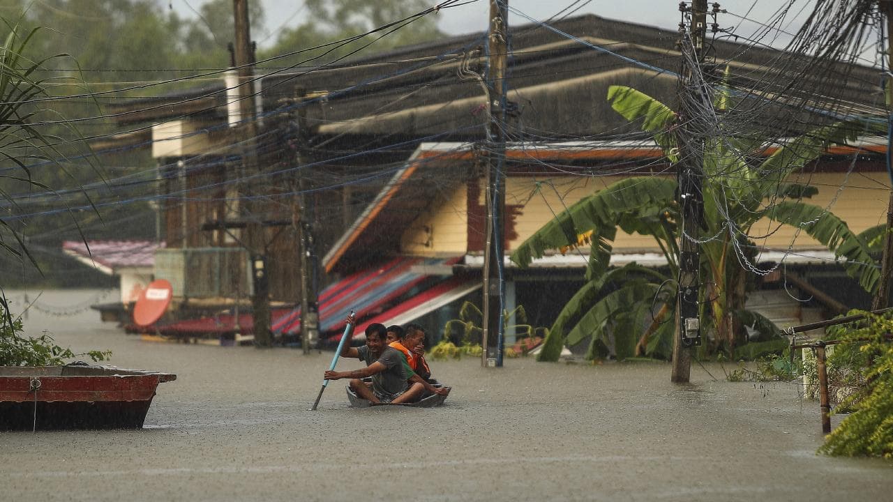 Bangkok'ta Şiddetli Yağışlar Hayatı Felç Etti: 700 Bin Kişi Selden Etkilendi