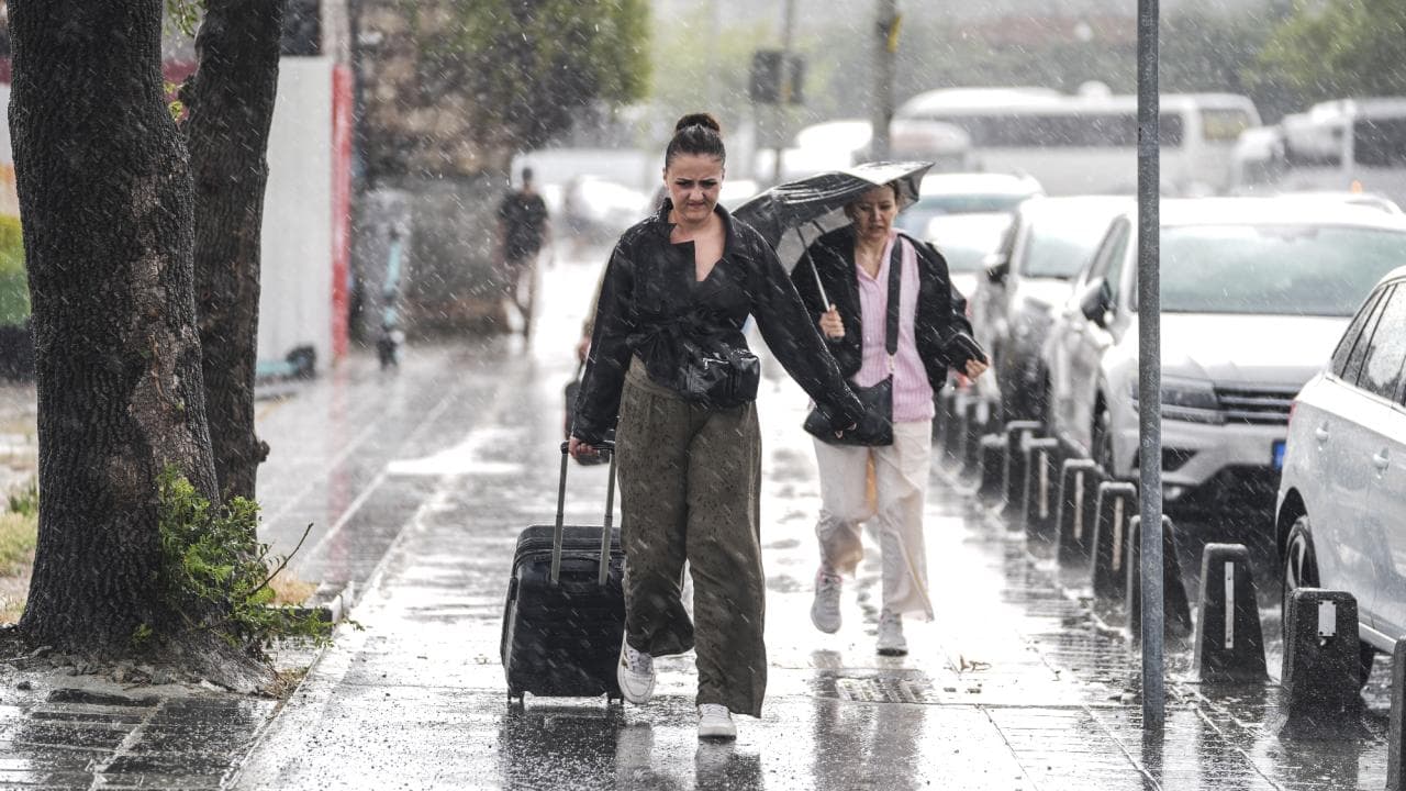 Soğuk ve Yağışlı Hava Türkiye Genelinde Etkisini Artırıyor: Meteoroloji'den Sağanak ve Fırtına Uyarısı