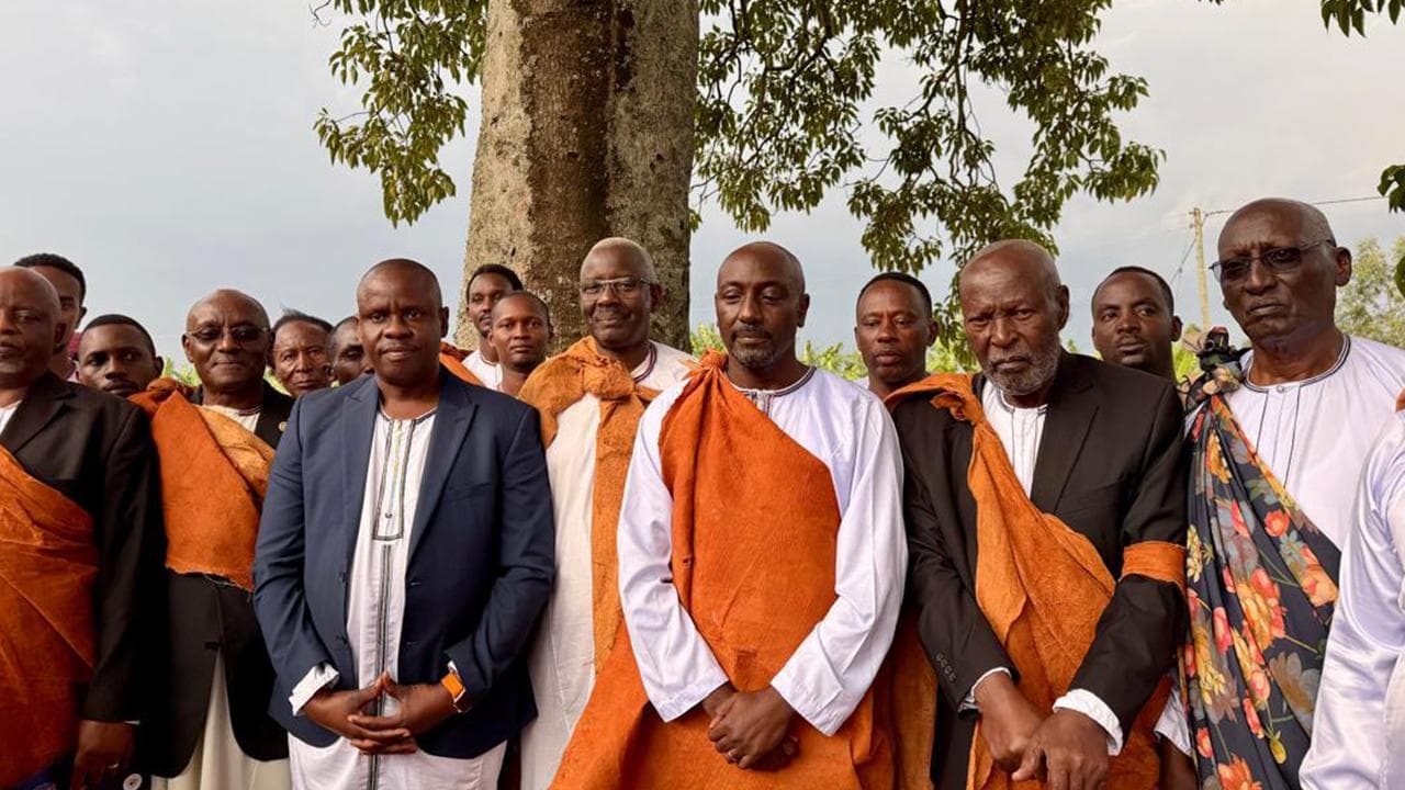 Uganda'da Gazeteci Prens Tooro Krallığı'nın Yeni Hükümdarı Oldu